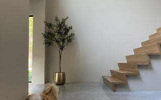 Dyrevennlig interiør med kunstige planter og blomster
