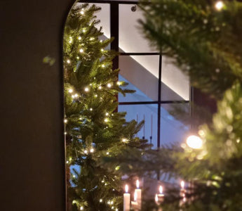 Skap Julestemning ute og inne med Kunstige Planter fra Ambiplants.no