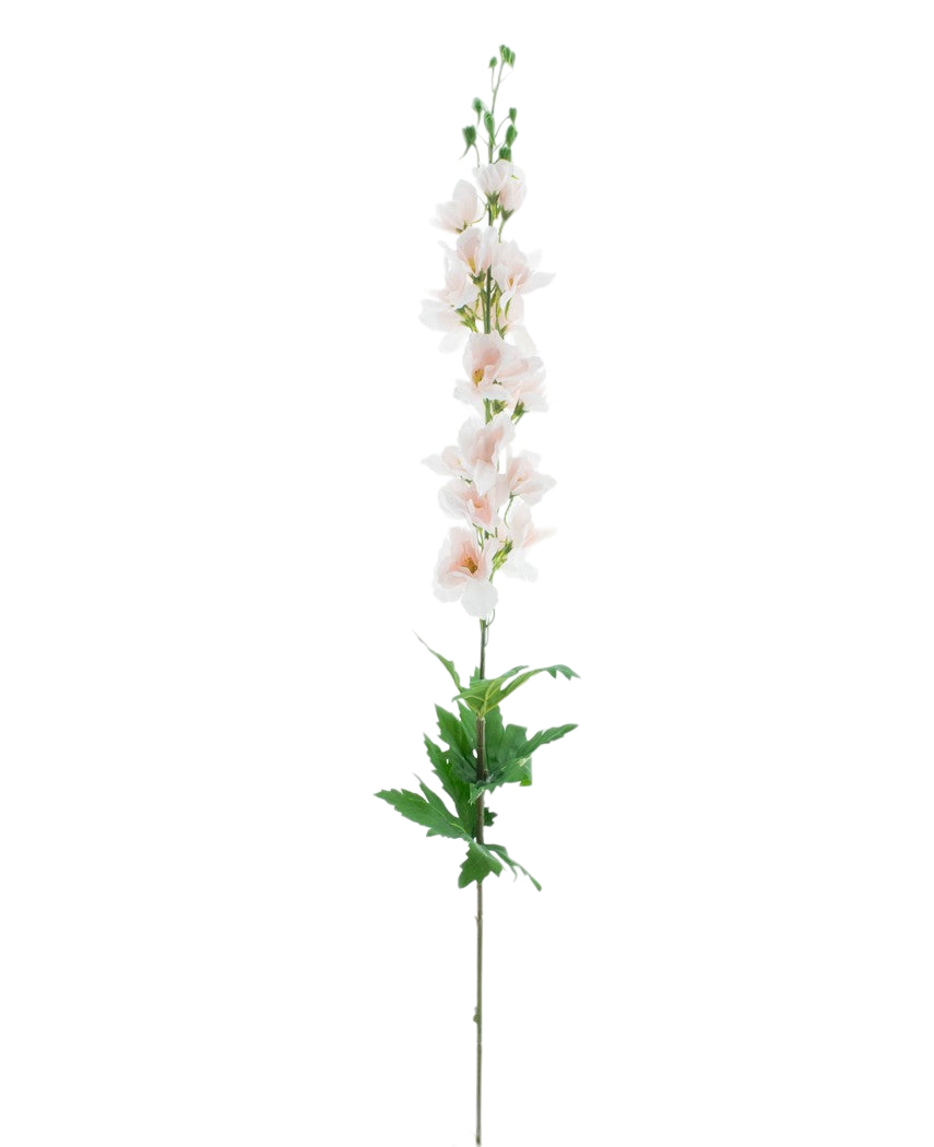 De Kunstbloem Ridderspoor Real Touch champagnepa 90 cm heeft een enkele hoge steel met lichtroze bloemen die verticaal bloeien en groene bladeren bij de basis, tegen een effen witte achtergrond.
