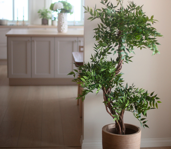 En Guide: Naturlige kunstige planter og blomster til både små og store rom