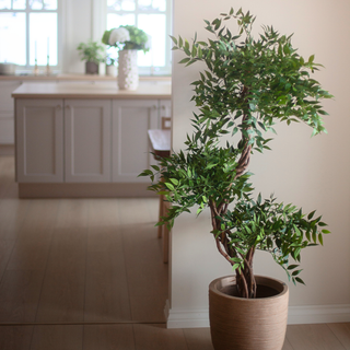 En Guide: Naturlige kunstige planter og blomster til både små og store rom