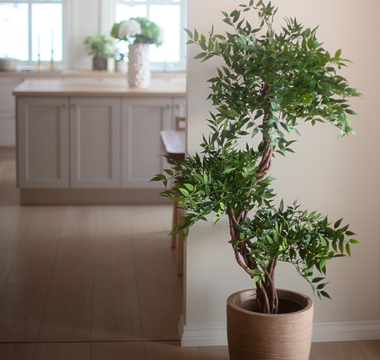En Guide: Naturlige kunstige planter og blomster til både små og store rom
