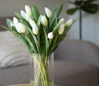 Gjør det blomsterfint til påske og vår med kunstige buketter og vårblomster