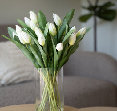 Gjør det blomsterfint til påske og vår med kunstige buketter og vårblomster