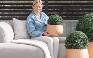 ambiplants er spesialist på kunstige planter, og nå er det høysesong for våre utendørsplanter