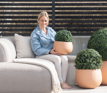 ambiplants er spesialist på kunstige planter, og nå er det høysesong for våre utendørsplanter