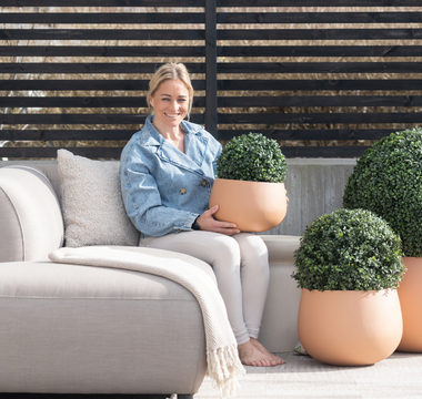 ambiplants er spesialist på kunstige planter, og nå er det høysesong for våre utendørsplanter