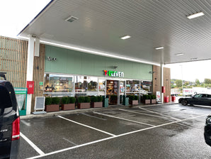 Nitton 93 7-Eleven Plantekasse 80x40cm med 2 tuja montert